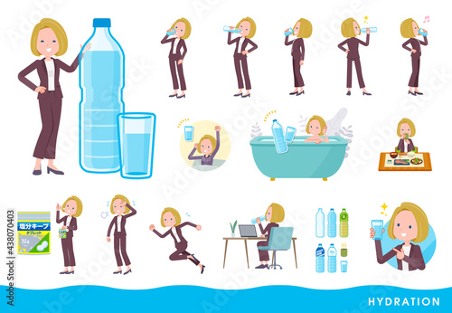 水を飲む金髪ビジネス女性のセット