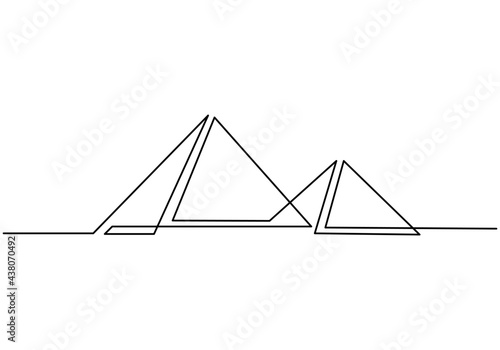 Fotografia Continuous line of pyramid buildings