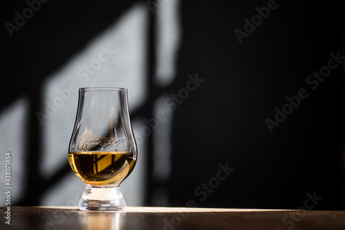 Obraz na płótnie Glencairn single malt whisky glass w salonie