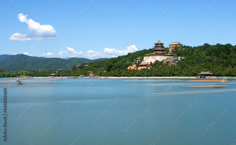 Fototapeta premium Slow shot of the Buddhist Incense Pavilion in the Summer Palace