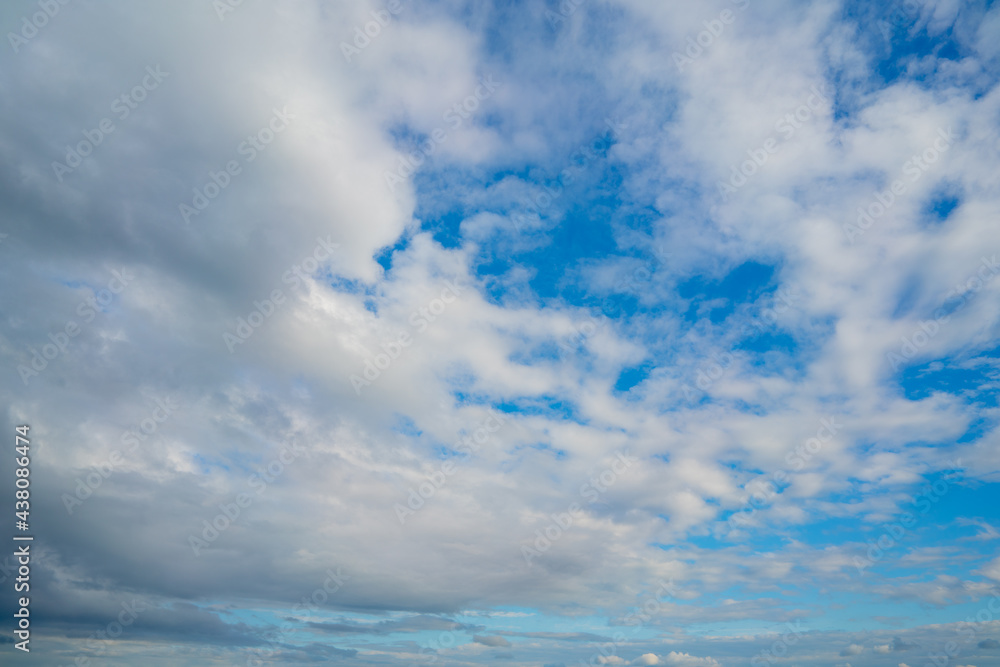 Obraz premium White clouds in the blue sky. Atmospheric natural background.