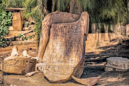 Obraz na płótnie The remains of an Ancient Egyptian Sculpture in Memphis Egypt. w salonie