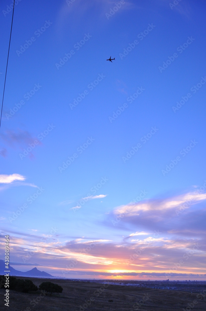 Obraz premium table mountain sunset and plane