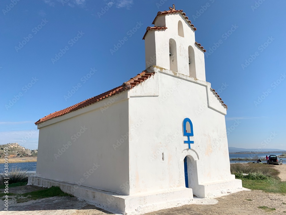 typische, kleine Kirche in Griechenland, blau und weiß