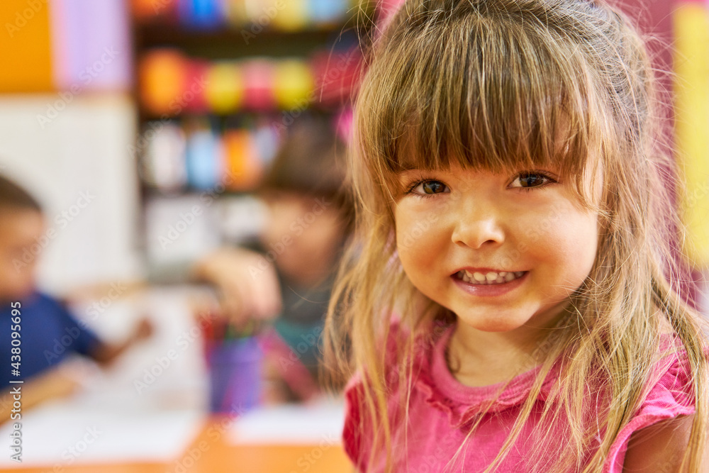 Niedliches Mädchen im Kindergarten oder der Vorschule Stock Photo