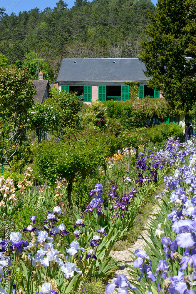 Iris, maison, Les jardins de Claude Monet, Giverny, Eure, 27, Normandie Iris, maison, Les jardins de Claude Monet, Giverny, Eure, 27, Normandie
