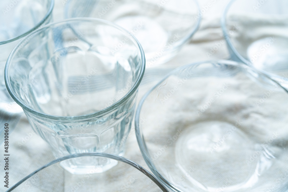 並べた透明の食器 並べた透明の食器