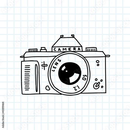 Doodle photo camera sketch. Vintage cartoon hand drawn lens, monochrome line icon. Vector illustration