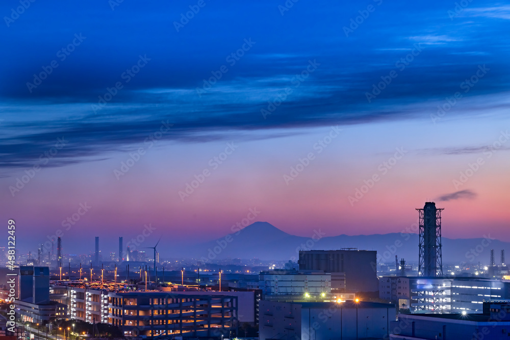 Fototapeta premium 夕暮れの川崎工業地帯と遠くに見える富士山