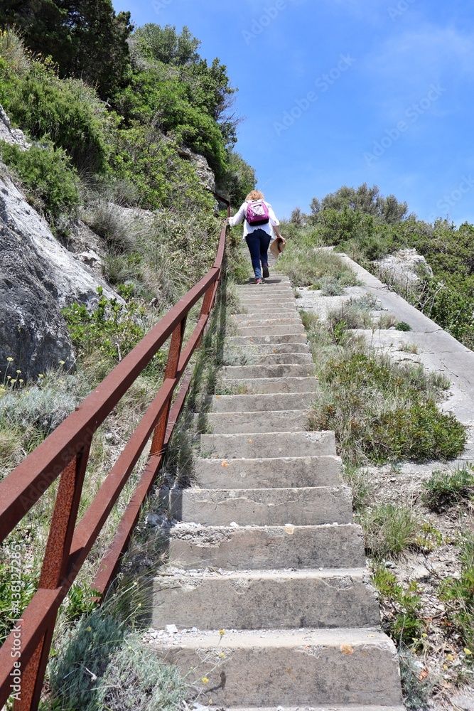 Erchie - Escursionista sulla scala della cava abbandonata Erchie - Escursionista sulla scala della cava abbandonata