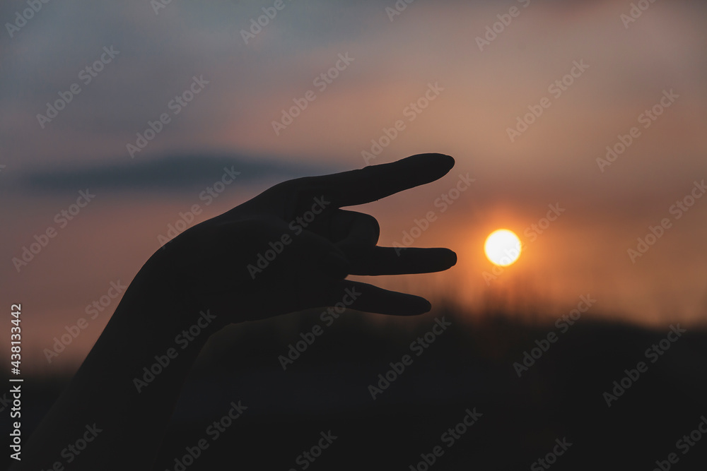 Finger pattern and the dusk sun