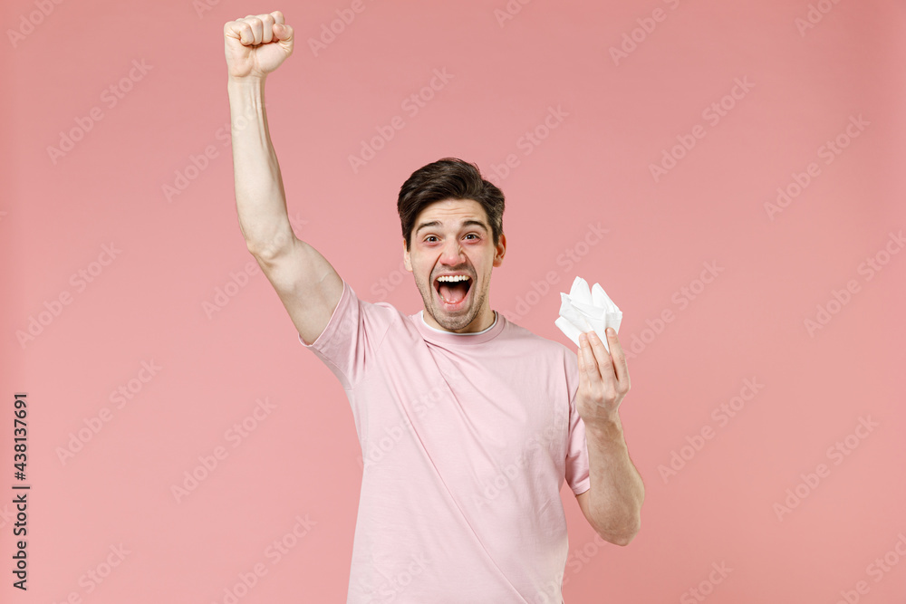 Foto Stock Sick ill allergic man has red eyes runny nose suffer from