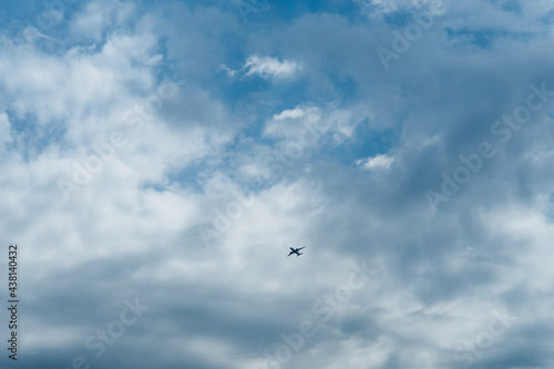 Startujący samolot na błękitnym niebie © Krzysztof