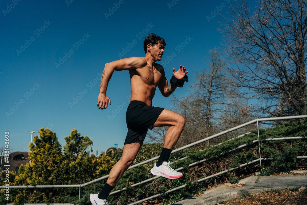 © ADDICTIVE STOCK - Fast runner jogging on stairs in park © ADDICTIVE STOCK - Fast runner jogging on stairs in park