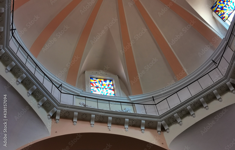 Fototapeta premium Cupola di una chiesa illuminata dal sole con ballatoio e finestra con vetrate artistiche