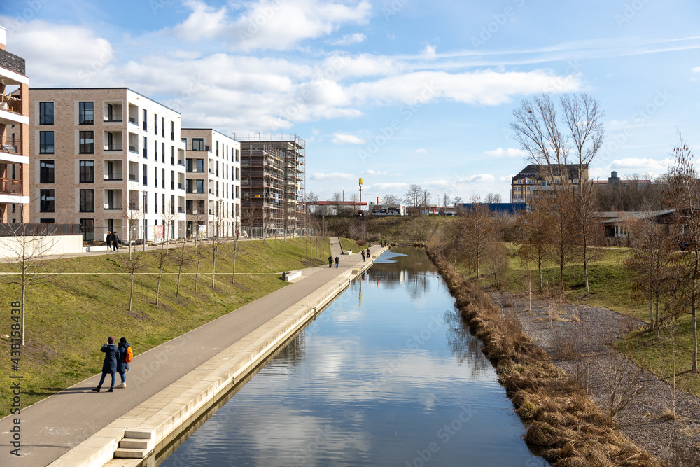 Obraz premium The new harbour in Leipzig on a sunny day in spring or winter