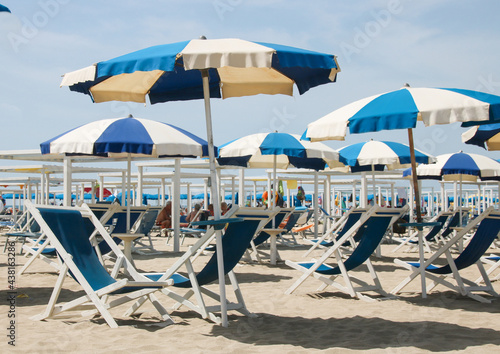plage privée en Italie avec transats à louer en été à viareggio