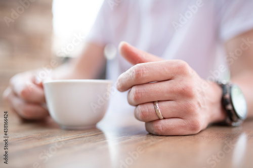 レストランでコーヒーを飲む男性の手元