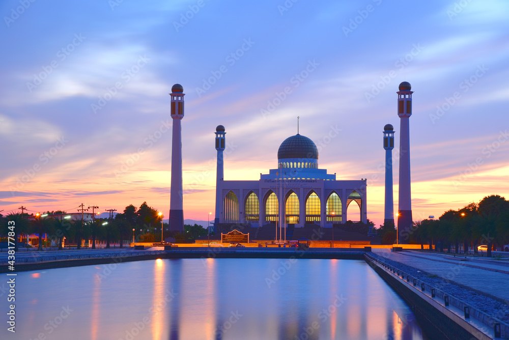 Obraz premium Songkhla Central Mosque at night, Hatyai, Songkhla, Thailand