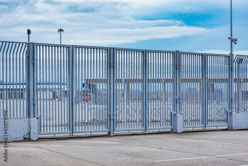 Papier peint Metal fence around restricted area.
