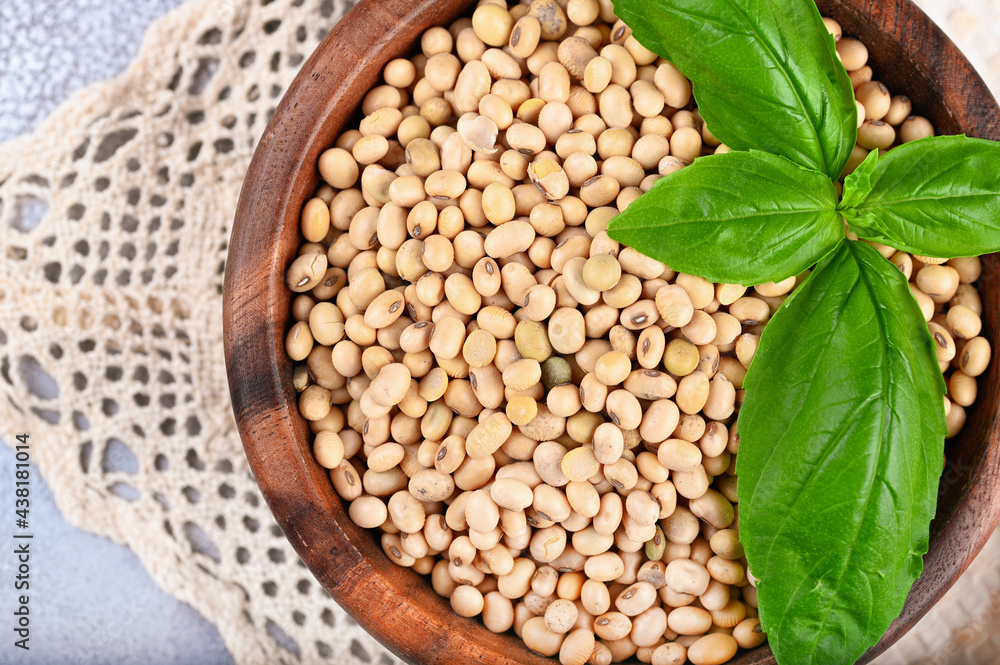 Obraz premium Soybeans in wooden bowl on light background