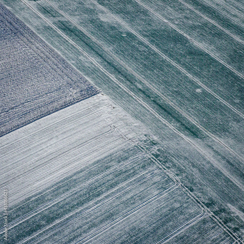 Foto vue aérienne de champs sous la neige à Longnes dans les Yvelines en France