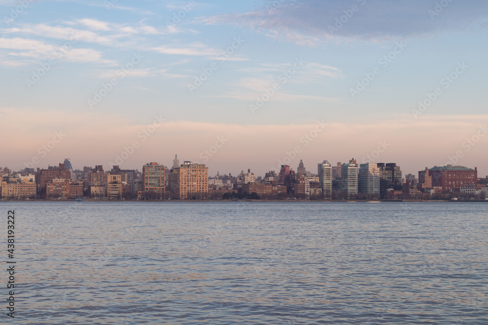 Obraz premium Tribeca New York City Skyline along the Hudson River during a Colorful Sunset