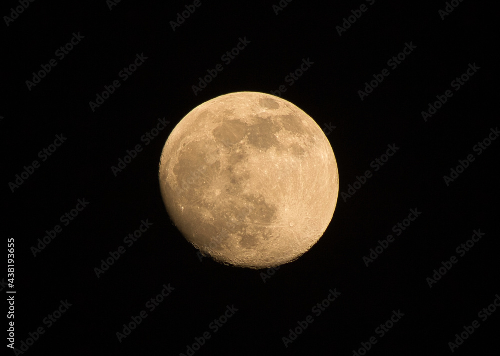 Vollmond, Mond kann auch als Luna bezeichnet werden