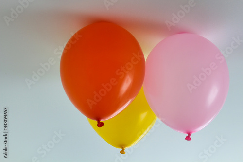 3 Ballone mit roter, gelber und rosa farbe, Geburtstagfest , Dekoration, Ballon ist elektrostatisch aufgeladen und hält an der Decke
