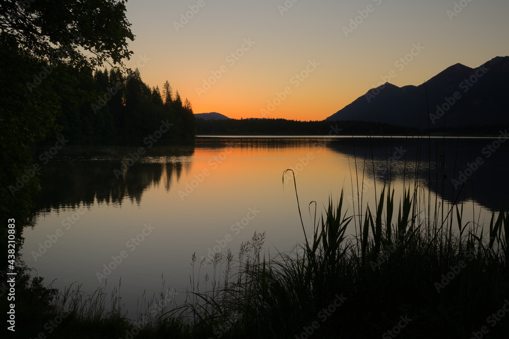 Morgenrot über einem idyllischen Bergsee