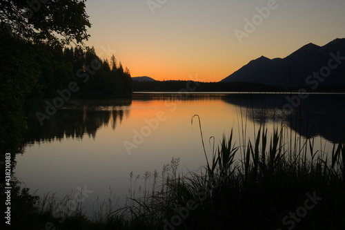 Morgenrot über einem idyllischen Bergsee