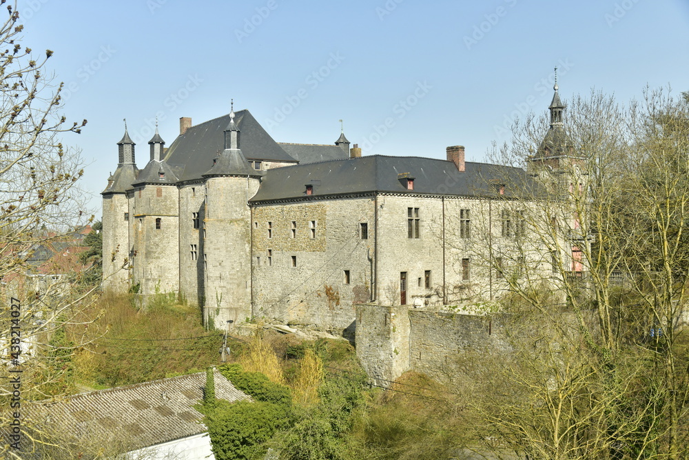 L'imposant château féodal dominant la vallée de la Sennette à Ecaussinnes-Lalaing en Hainaut 