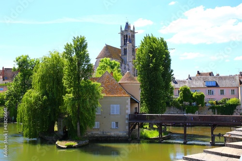 Fotografie house on river Loing