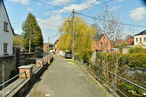 Rue étroite entre deux ruisseaux côte-à-côte au centre d'Ecaussinnes-Lalaing en Hainaut 