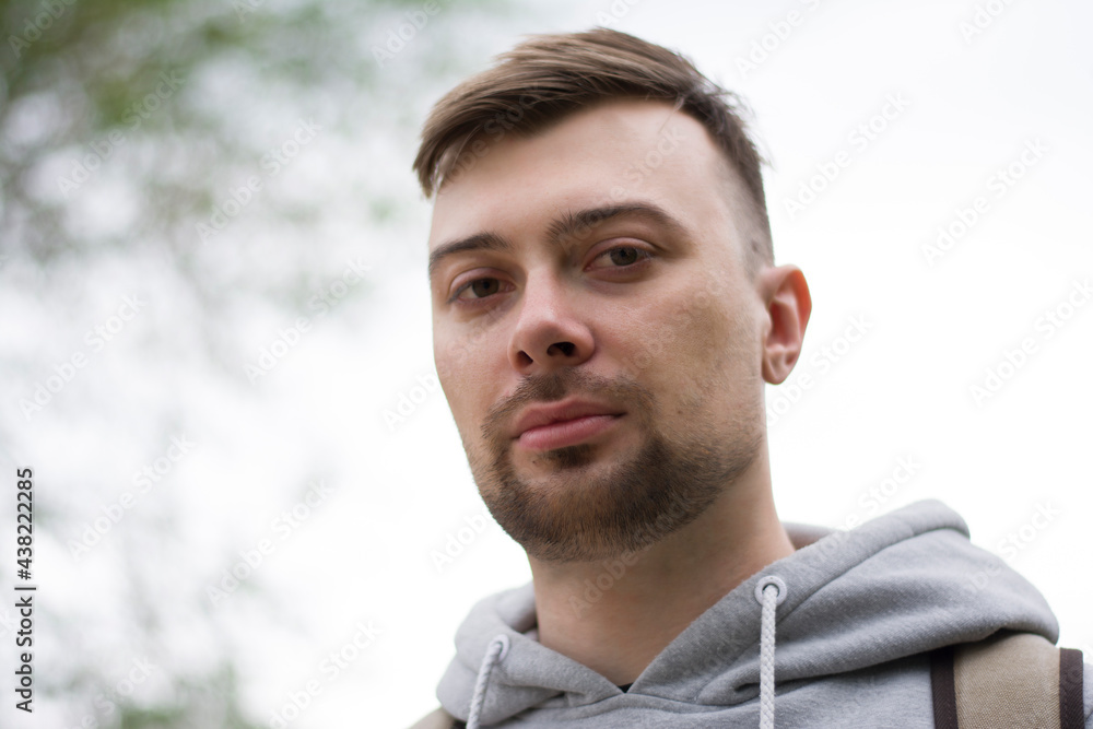 Obraz premium Young man looking directly at the camera