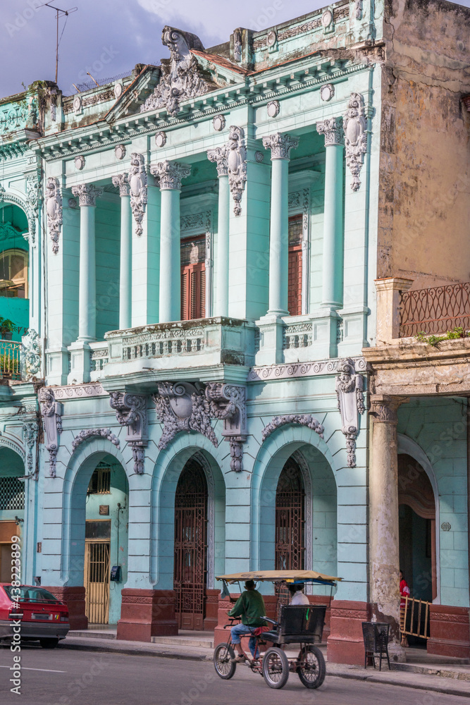 Fachada de una antigua mansión en el centro urbano de La Haba en Cuba