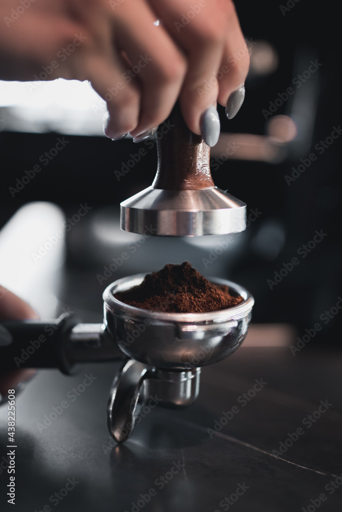 Kawa i sposób jej przygotowywania przez bariste w kawiarni. - obrazy, fototapety, plakaty 