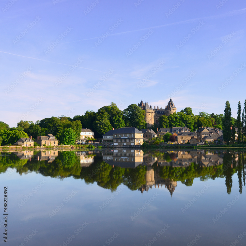 Carré reflets de Combourg (35270) et son château sur le lac au petit matin, département d'Île-et-Vilaine en région Bretagne, France