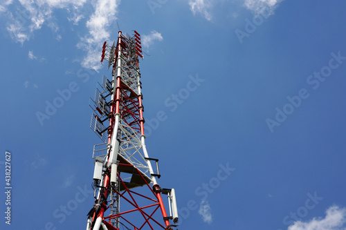 Biało czerwony maszt radio komunikacyjny telefonii komórkowej 5G. © DarSzach
