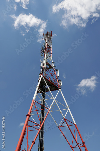 Biało czerwony maszt radio komunikacyjny telefonii komórkowej 5G.  photo