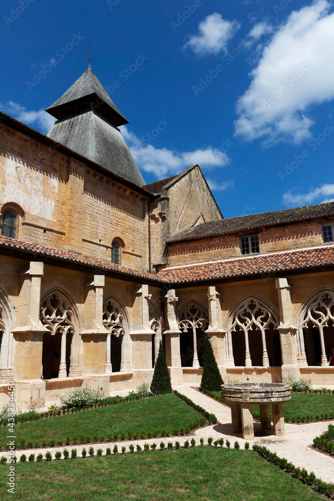 Abbaye de Cadouin avec son statuaire, Dordogne, France
