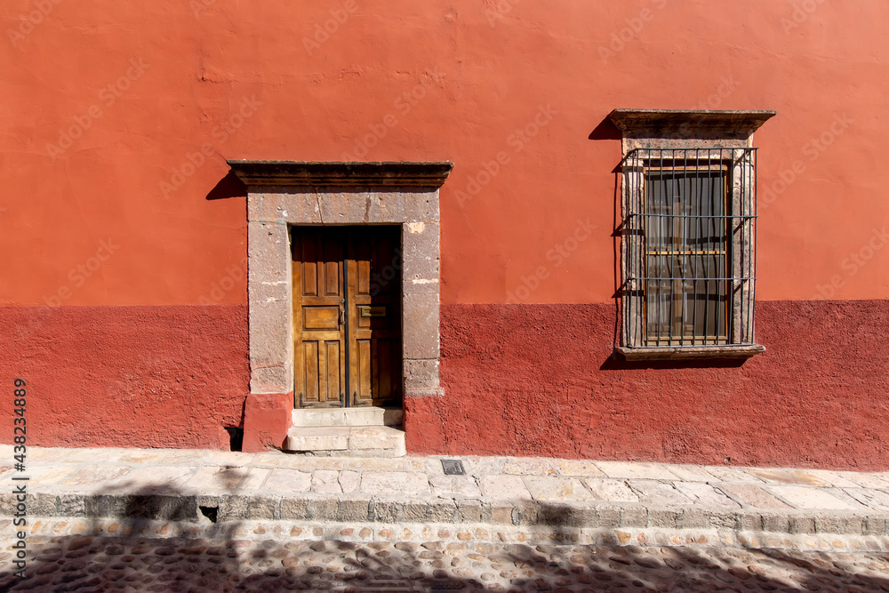 Fototapeta premium Mexico, Colorful buildings and streets of San Miguel de Allende in historic city center.