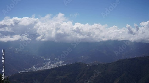 Timelapse nubes en las montañas 