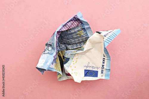 Billede på lærred Crumpled euro money on pink background