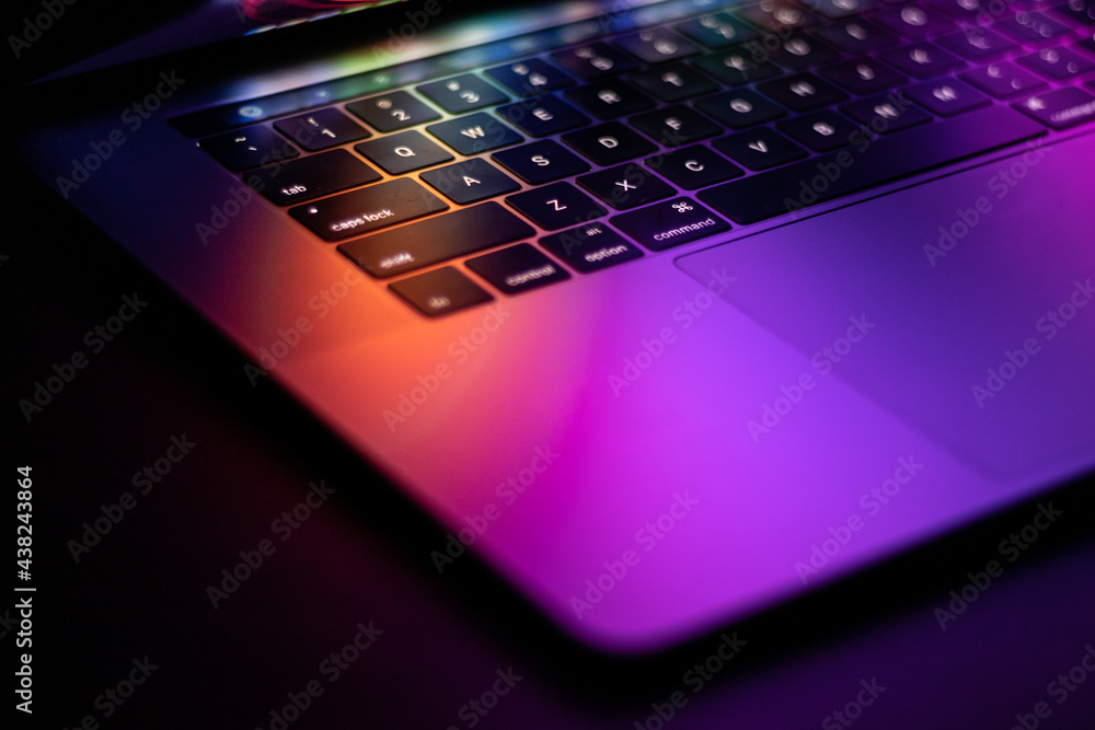 Foto laptop with colourful glowing reflection