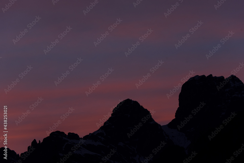 una bella situazione in un paesaggio di montagna delle dolomiti ricco di nuvole, le dolomiti in primavera, il tramonto sulle dolomiti