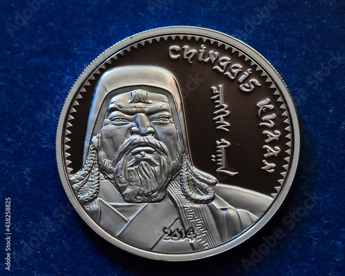 Obraz na plátne una moneda de plata de mongolia con el retrato de genghis khan