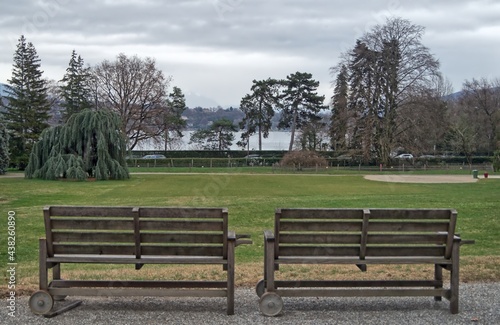 Tył dwóch ławek widocznych w parku