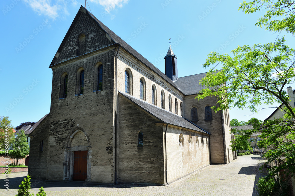  Pfarrkirche St. Suitbertus in Düsseldorf
