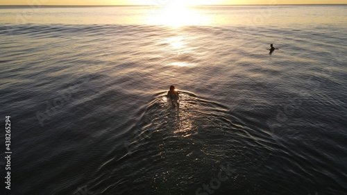 Foto Surf durig the sunset , perfect ocean